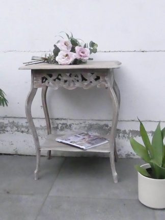 Rustiek bijzettafeltje met ambachtelijk ornament